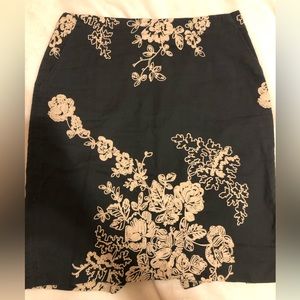 Embroidered J Crew pencil skirt size 8 with pockets
